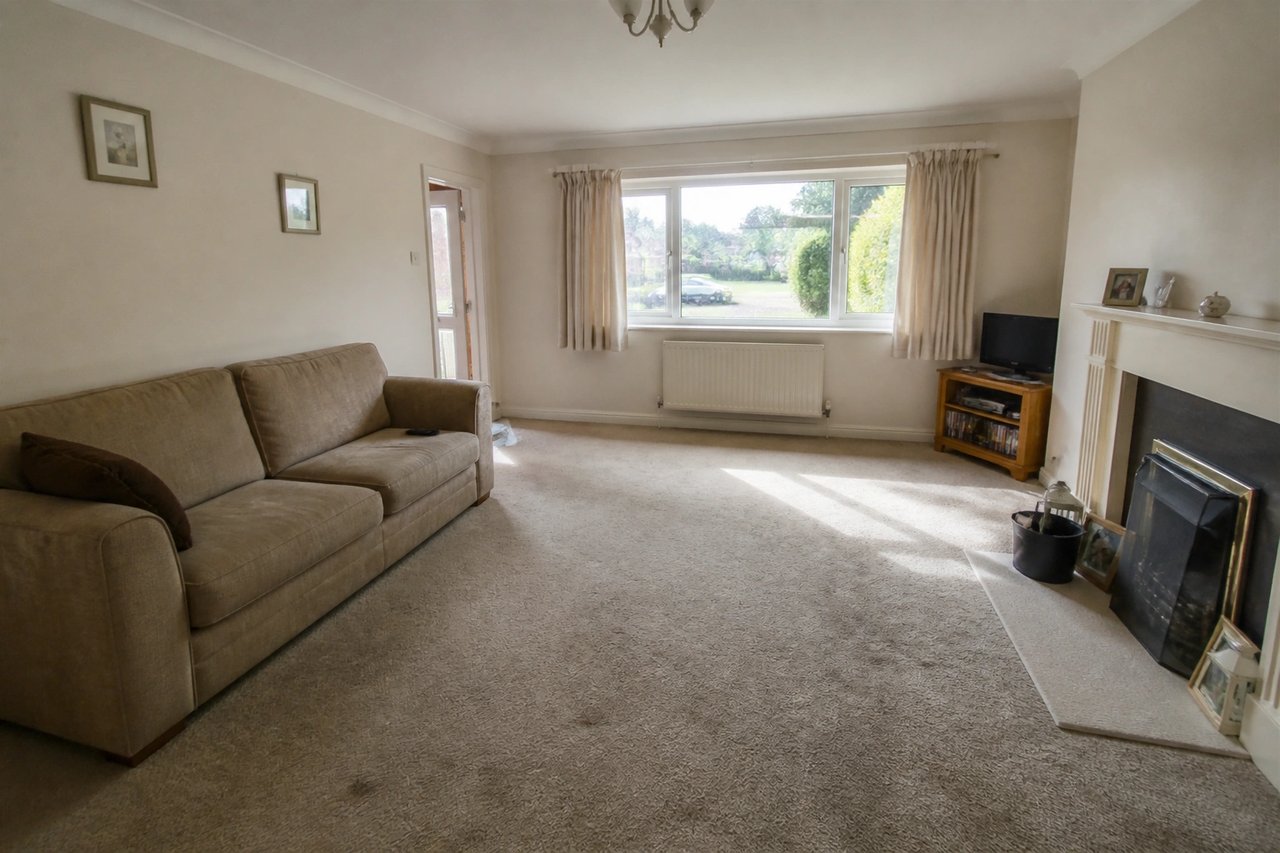 Room with worn carpet before AI flooring redesign